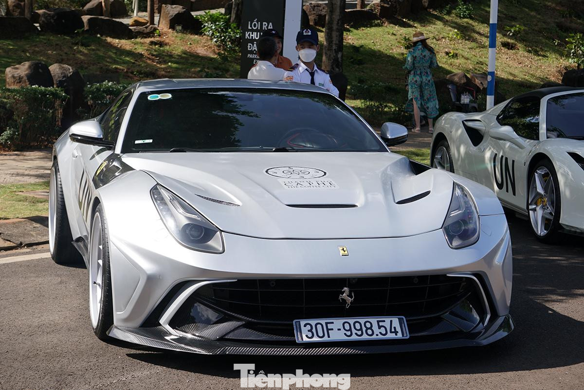 Bộ đôi Ferrari F12 Berlinetta đắt giá và mạnh mẽ nhất. Trong ảnh là chiếc Ferrari F12 Berlinetta độ Duke Dynamics - tâm điểm được chú ý nhất của dàn siêu xe. Đây là phiên bản F12 Berlinetta độ Duke Dynamics độc nhất Việt Nam, xe đã thay lớp "áo mới" từ đỏ qua xám, đúng theo sở thích của chủ nhân.