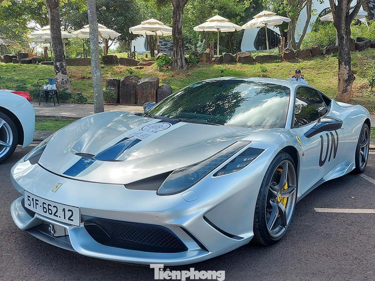 Nguyên bản, chiếc Ferrari 458 Speciale sở hữu màu sơn đỏ Rosso Corsa cùng bộ tem đua bicolor Argento Nurburgring – Blu America. Khi về tay ông Vũ, xe được dán decal màu xám, tuy nhiên bộ tem đua vẫn được giữ nguyên.