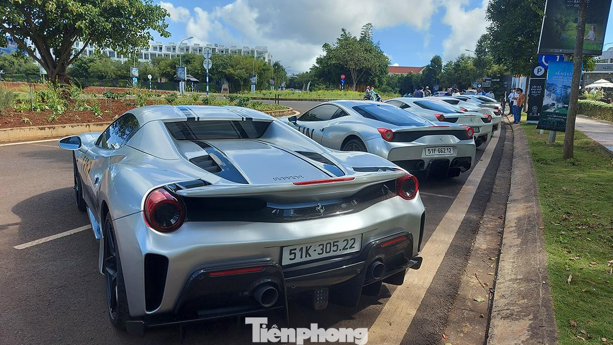 Trong tổng số 13 siêu xe, Ferrari nhiều nhất với 9 chiếc góp mặt, còn hiệu Mercedes-Benz có 4 chiếc.