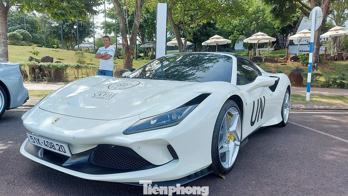 Ferrari F8 Spider màu trắng, 1 trong 5 chiếc F8 Spider đang xuất hiện tại Việt Nam. Xe sở hữu khối động cơ V8, dung tích 3.9L tăng áp kép, sản sinh công suất lên đến 720 mã lực cùng 770 Nm mô men xoắn.