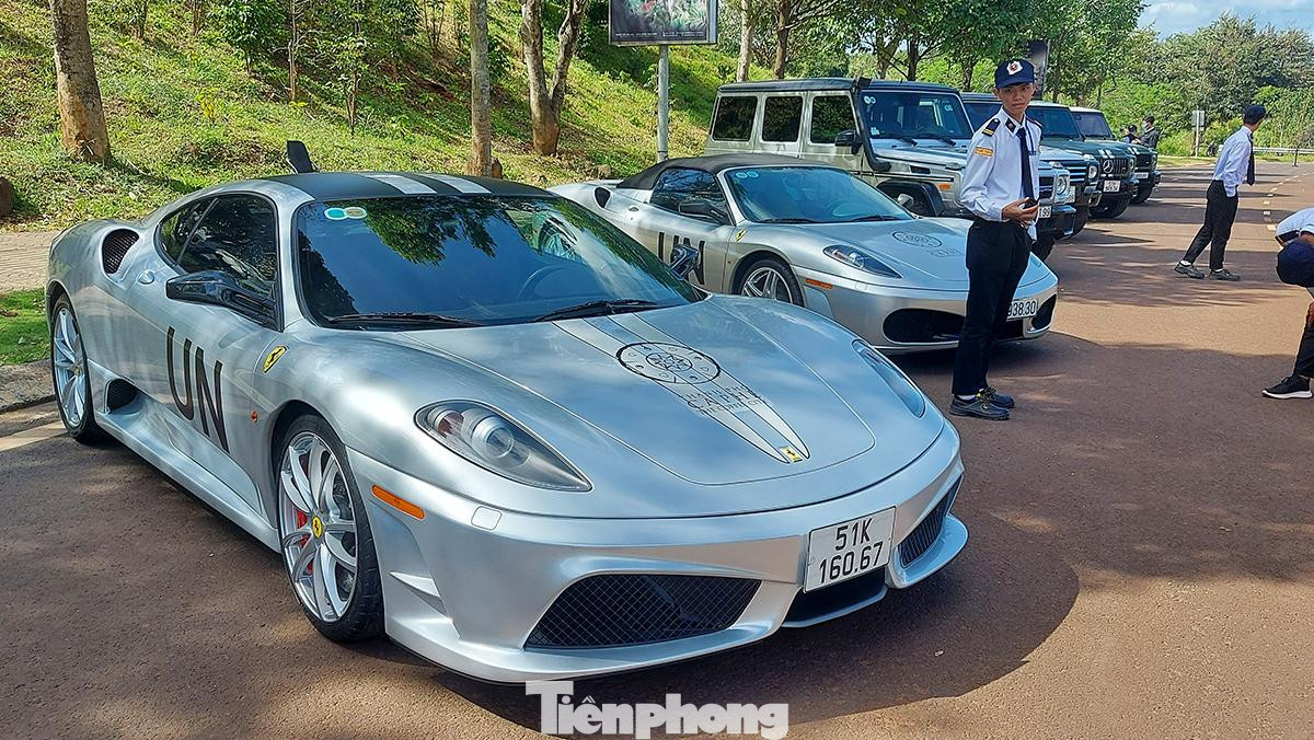 Bộ đôi F430 Spider và phiên bản hiệu năng cao F430 Scuderia. Cả hai chiếc F430 này đều được trang bị khối động cơ V8, dung tích 4.3L hút khí tự nhiên, sản sinh công suất 510 mã lực và 470 Nm mô-men xoắn.