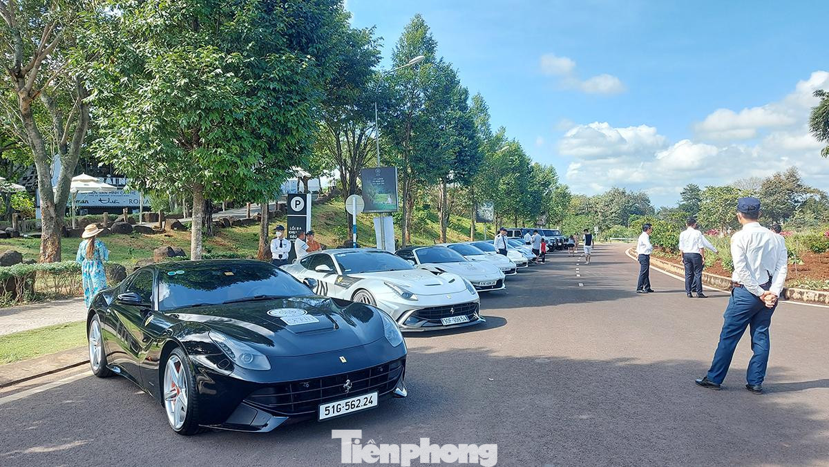 Trong 2 ngày 11 – 12/11, tại Bảo tàng Thế giới cà phê (TP.Buôn Ma Thuột, Đắk Lắk), tập đoàn Trung Nguyên trưng bày dàn siêu xe trị giá hơn 150 tỷ đồng, phục vụ du khách.