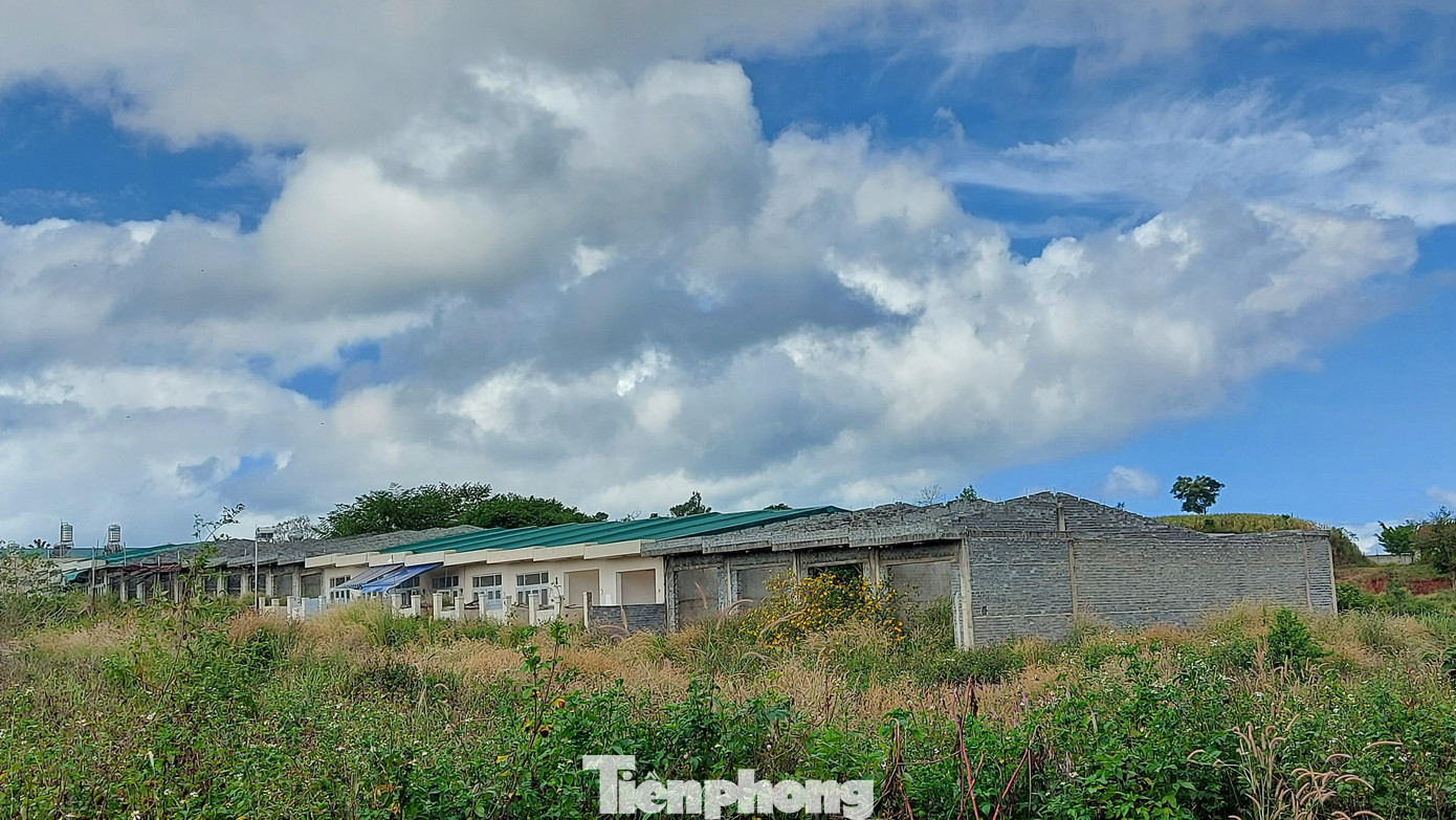 Ngoài ra, hàng chục căn nhà xây dựng xong đã được người dân dọn vào ở (chủ yếu khu vực xây dựng nhà ở xã hội)