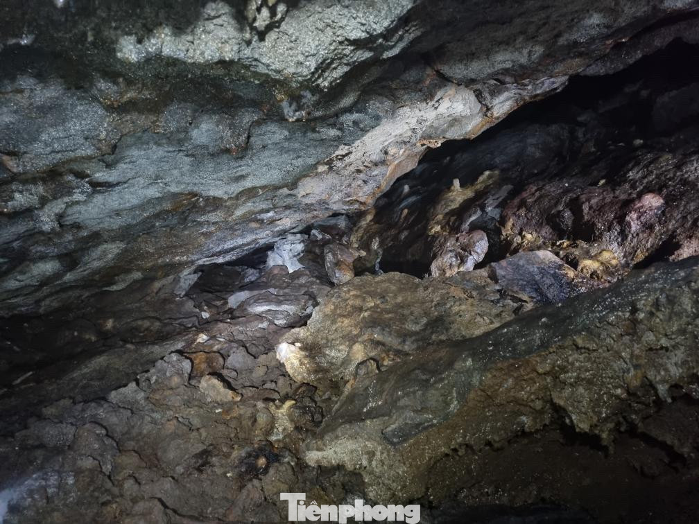 Bên trong hang là hàng loạt những cấu tạo điển hình đối với hang động dung nham, các loại nhũ với màu trắng sữa dọc theo các khe nứt Bên trong hang là hàng loạt những cấu tạo điển hình đối với hang động dung nham, các loại nhũ với màu trắng sữa dọc theo các khe nứt