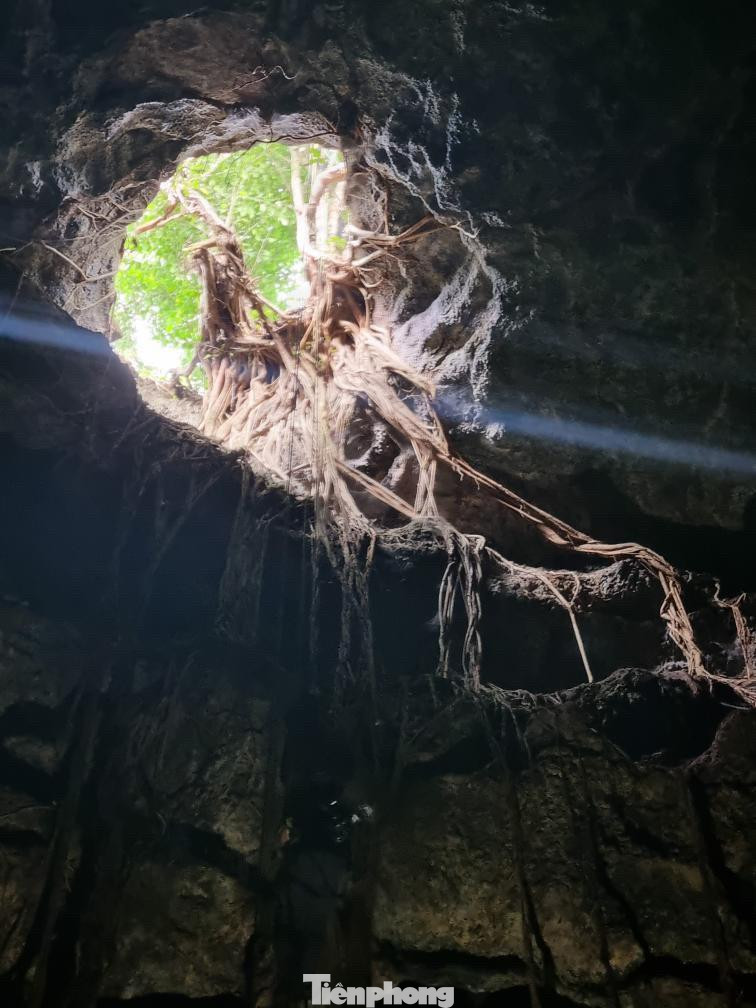 Miệng hang tròn, trần hang phủ dung nham Miệng hang tròn, trần hang phủ dung nham