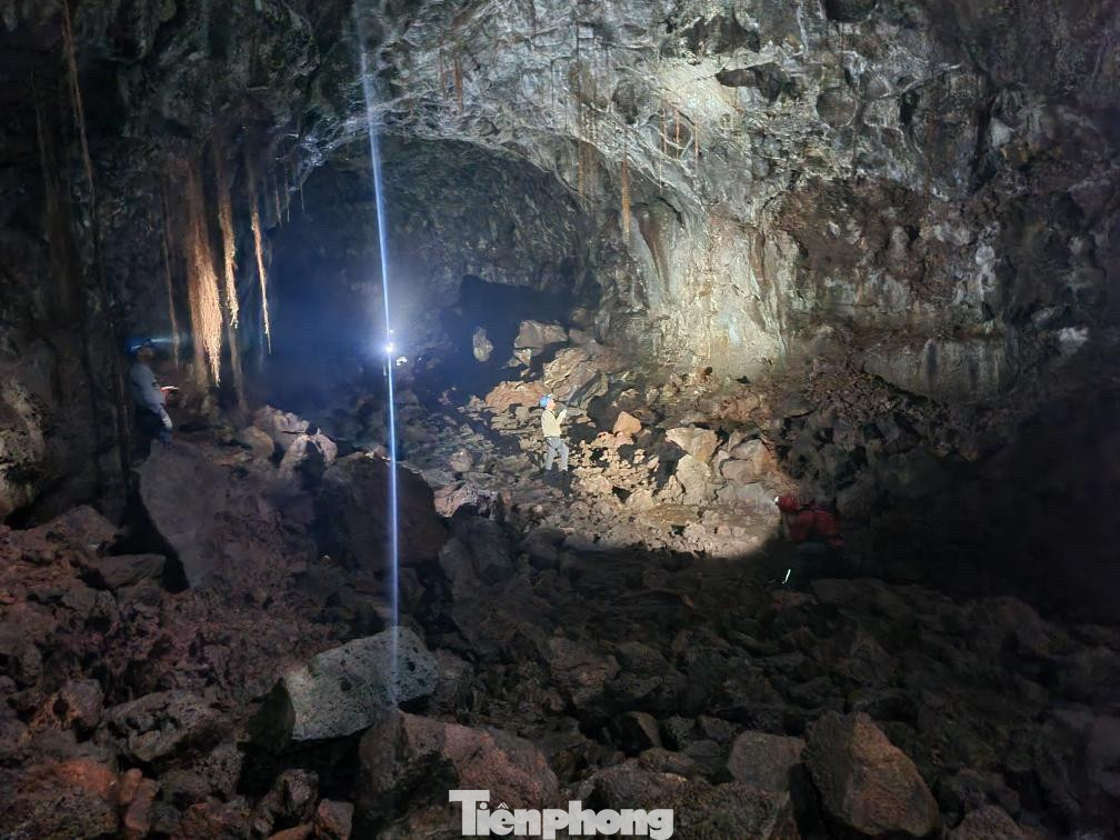 Khoảng cách tường hang rộng, trần hang cao Khoảng cách tường hang rộng, trần hang cao