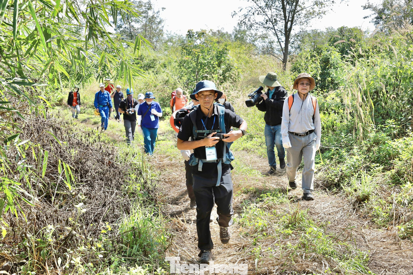 Đoàn các chuyên gia Trekking đến hang P8 Đoàn các chuyên gia Trekking đến hang P8
