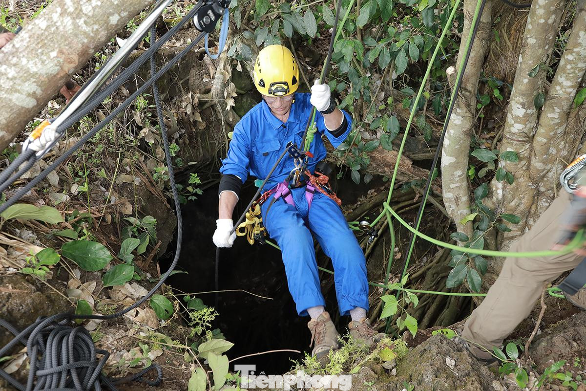 Chuyên gia hang động người Nhật Bản xuống hang bằng thiết bị chuyên dụng Chuyên gia hang động người Nhật Bản xuống hang bằng thiết bị chuyên dụng