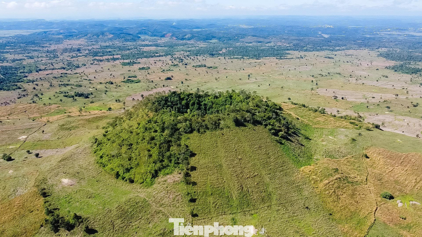 Góc nhìn từ trên cao núi lửa Nâm B’lang, huyện Krông Nô, Đắk Nông Góc nhìn từ trên cao núi lửa Nâm B’lang, huyện Krông Nô, Đắk Nông
