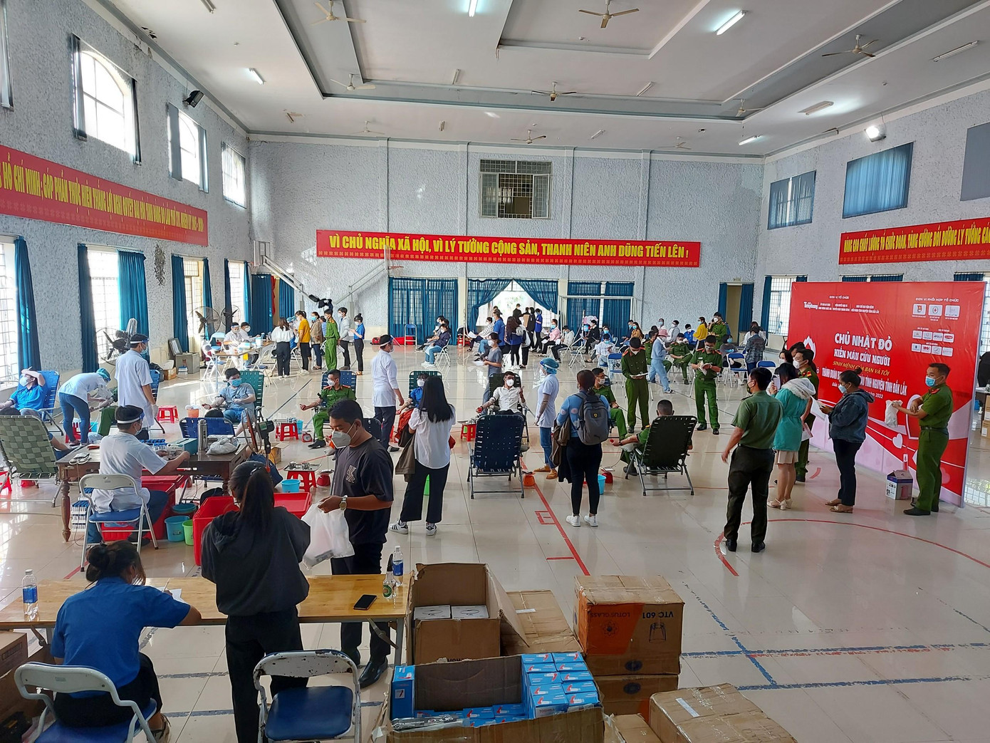 Các tình nguyện viên tham gia với ý nghĩa mỗi giọt máu cho đi một cuộc đời ở lại Các tình nguyện viên tham gia với ý nghĩa mỗi giọt máu cho đi một cuộc đời ở lại