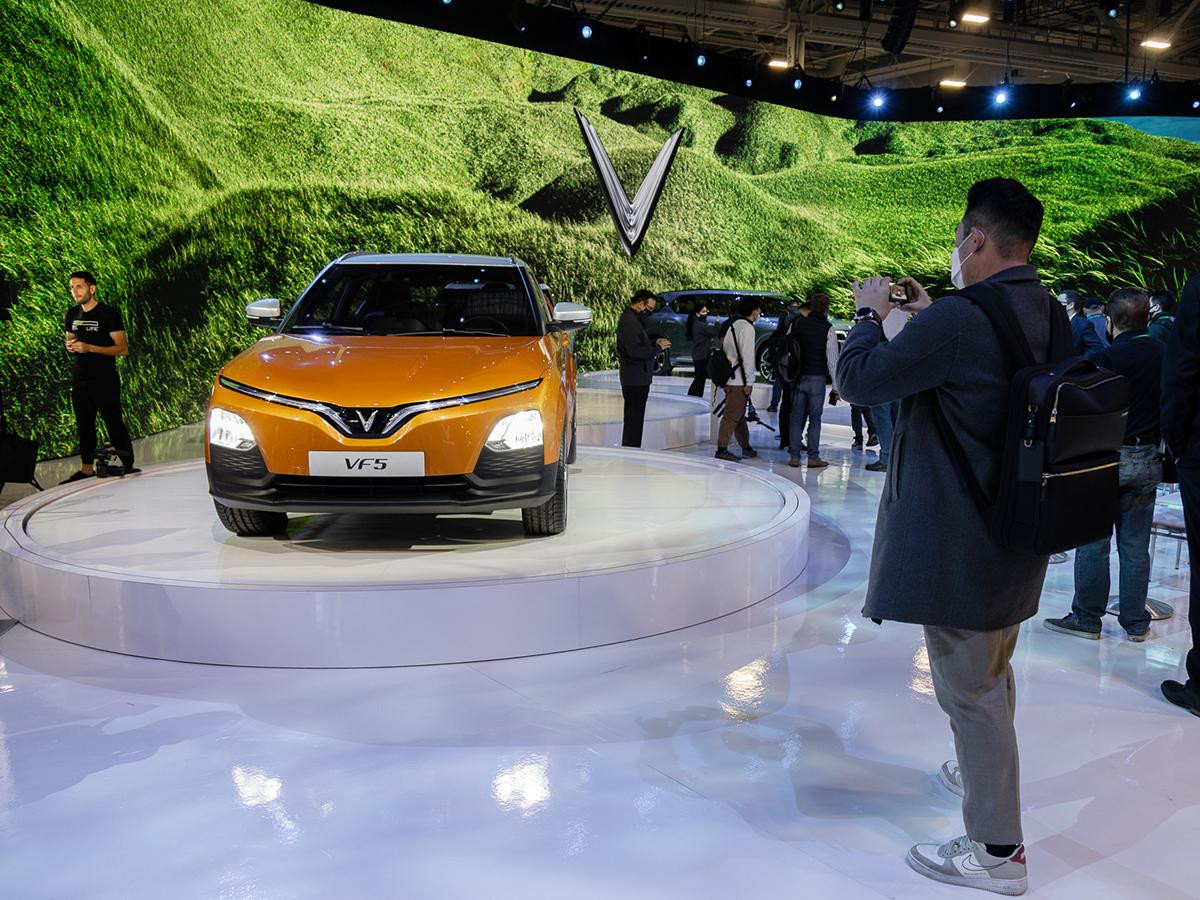 Du khách nước ngoài tìm hiểu các mẫu xe VinFast tại CES 2022 Du khách nước ngoài tìm hiểu các mẫu xe VinFast tại CES 2022