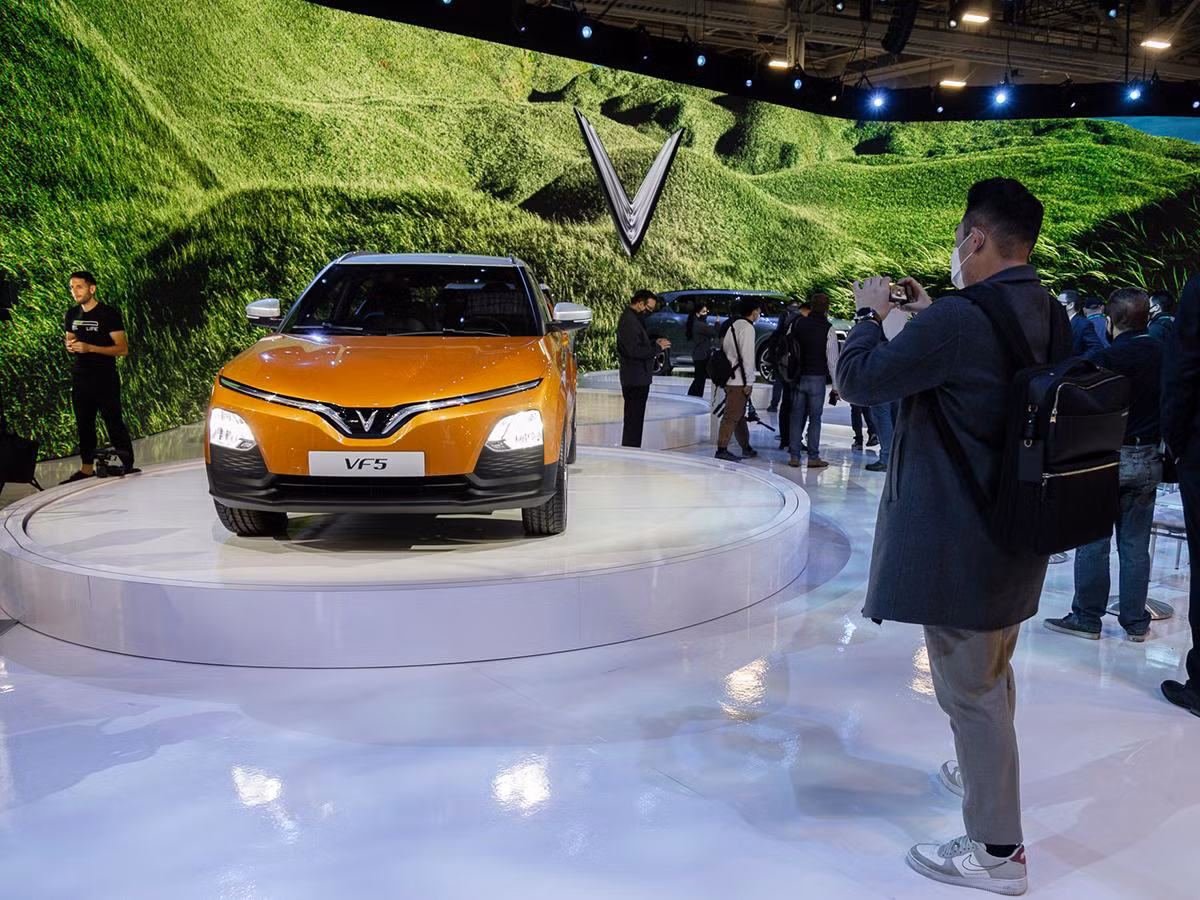 Du khách nước ngoài tìm hiểu các mẫu xe VinFast tại CES 2022