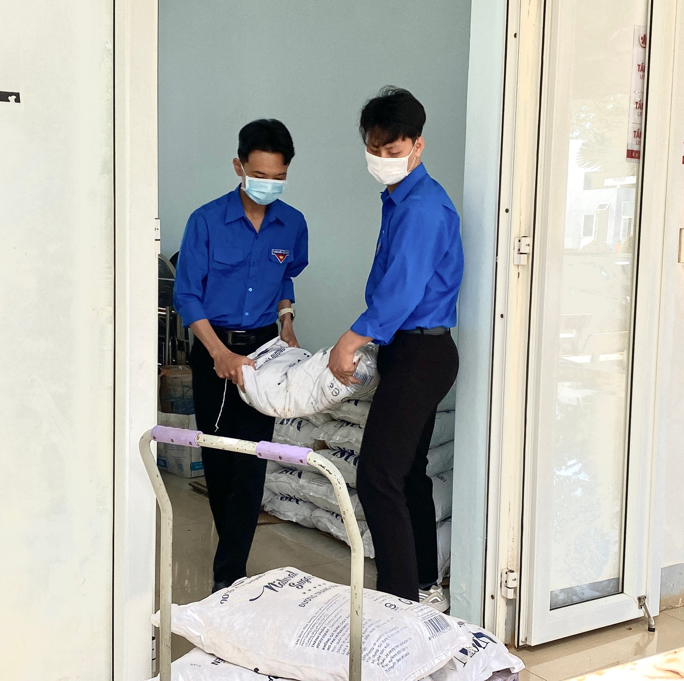 Nhiều phần quà ý nghĩa được ban tổ chức tặng cho các tình nguyện viên hiến máu