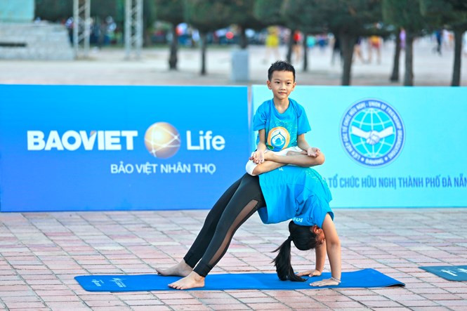 Sự kiện thu hút đông đảo những người yêu yoga không phân biệt thế hệ, tuổi tác và giới tính. Ảnh: Bảo Việt Nhân thọ Sự kiện thu hút đông đảo những người yêu yoga không phân biệt thế hệ, tuổi tác và giới tính. Ảnh: Bảo Việt Nhân thọ