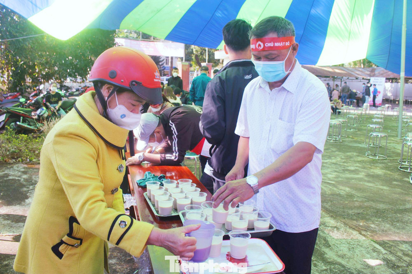 Ông Nguyễn Tấn Chờ chuẩn bị sữa cho người hiến máu