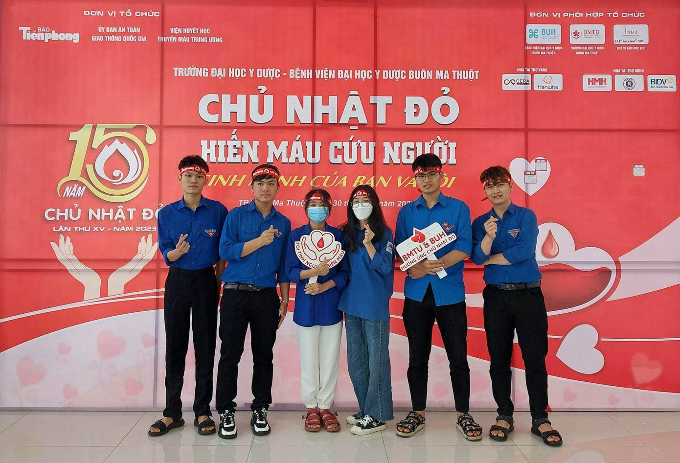 Các đoàn viên thanh niên háo hức check-in tại hội trường