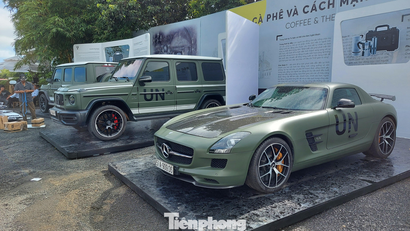 Trong lần xuất hiện này toàn bộ dàn xe được dán decal với những dòng chữ và logo thương hiệu dày đặc trên khắp thân xe. Trong đó cụm chữ 'UN' gây chú ý khi không chỉ xuất hiện trên các loại xe địa hình mà còn trên hầu như toàn bộ mẫu xe với 3 màu quen thuộc là trắng, bạc, xanh lá. Điều này xuất phát từ suy tư của ông Vũ về một Việt Nam hùng mạnh và phải thế giới hoá, Việt Nam vì thế giới thì thế giới mới vì Việt Nam.