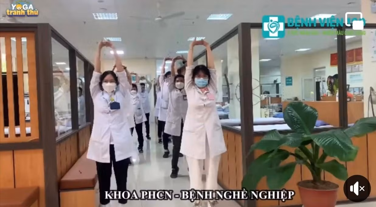 Yoga tranh thủ được tập thể cán bộ , y bác sĩ bệnh viện 199 Đà Nẵng hưởng ứng nhiệt tình: “Là những người bảo vệ sức khỏe cho nhân dân, trước tiên chúng ta phải là những người sống khỏe” Yoga tranh thủ được tập thể cán bộ , y bác sĩ bệnh viện 199 Đà Nẵng hưởng ứng nhiệt tình: “Là những người bảo vệ sức khỏe cho nhân dân, trước tiên chúng ta phải là những người sống khỏe”