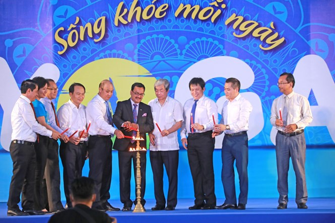 Các đại biểu đến tham dự thực hiện nghi thức thắp lửa truyền thống của yoga. Ảnh: Bảo Việt Nhân thọ Các đại biểu đến tham dự thực hiện nghi thức thắp lửa truyền thống của yoga. Ảnh: Bảo Việt Nhân thọ