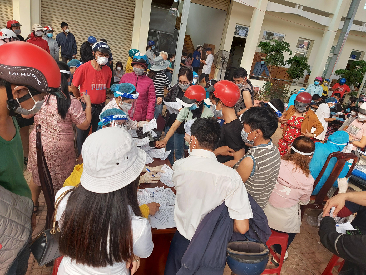 Người dân TP Buôn Ma Thuột tiêm vắc xin phòng COVID-19