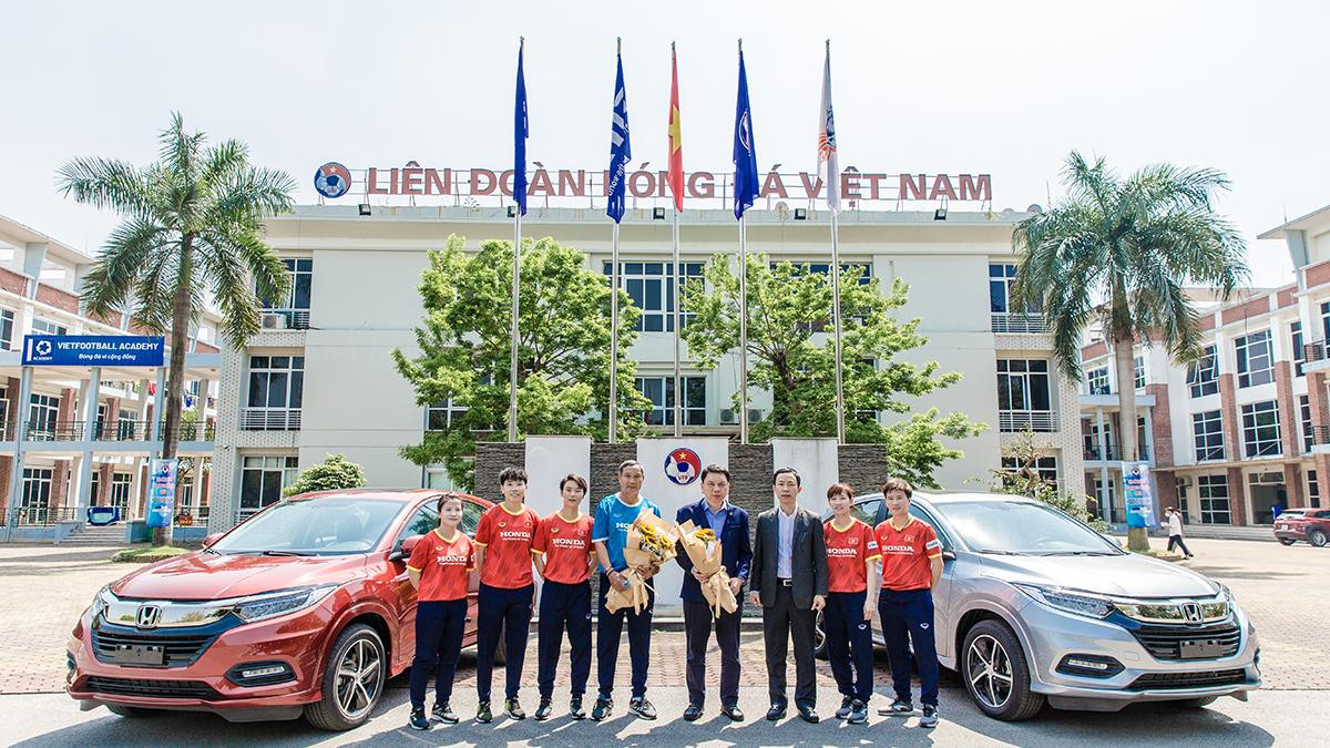 Honda Việt Nam trao thưởng cho đội tuyển bóng đá nữ Việt Nam Honda Việt Nam trao thưởng cho đội tuyển bóng đá nữ Việt Nam