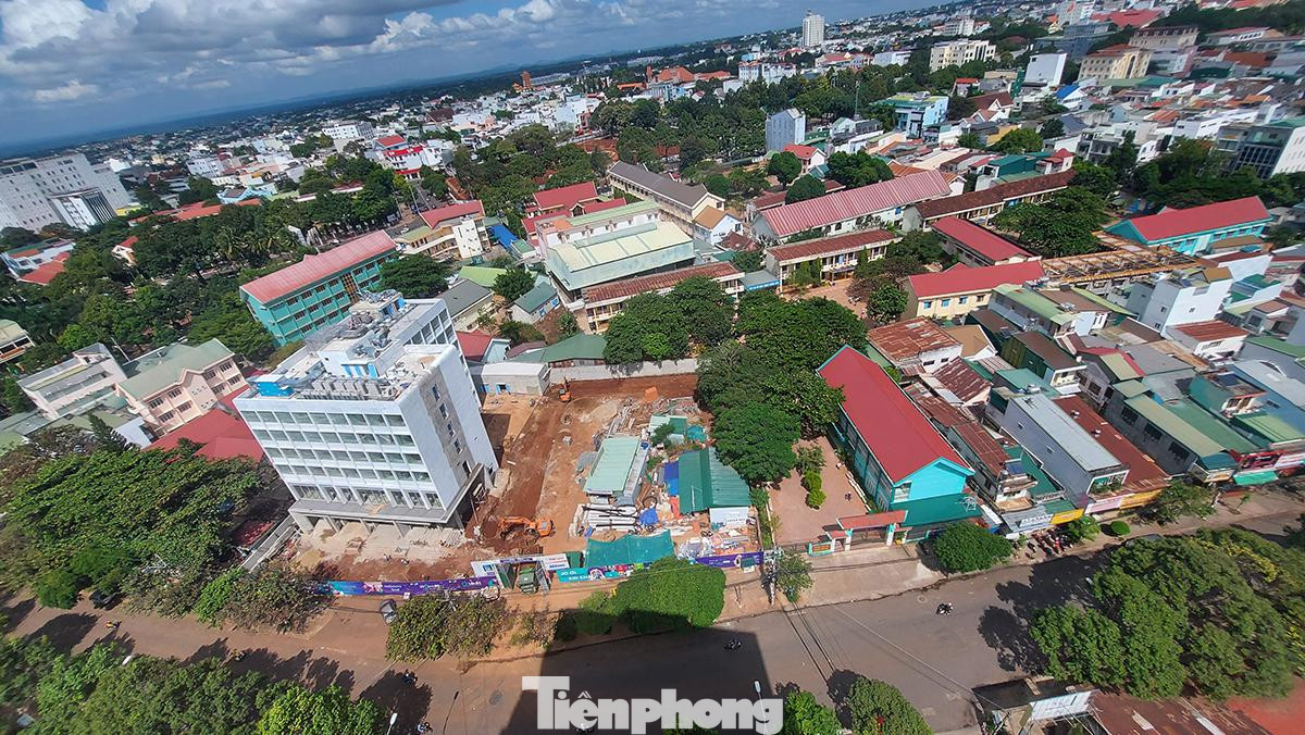 Khu đất 3.500m2 - trụ sở của Sở Xây dựng cũ, Cty cổ phần đầu tư và quản lý khách sạn TNHH T.N trúng đấu giá quyền sử dụng đất và tài sản gắn liền trên đất với giá khoảng 60,4 tỉ đồng. Ngoài ra, nhiều hồ sơ pháp lý chưa đảm bảo, không đúng quy định nhưng đến nay doanh nghiệp gần như đã hoàn thiện công trình.