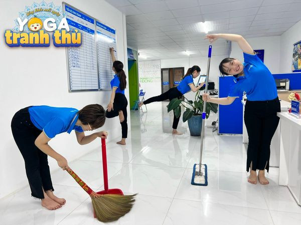 Vừa vệ sinh văn phòng vừa Yoga tranh thủ cùng nhau