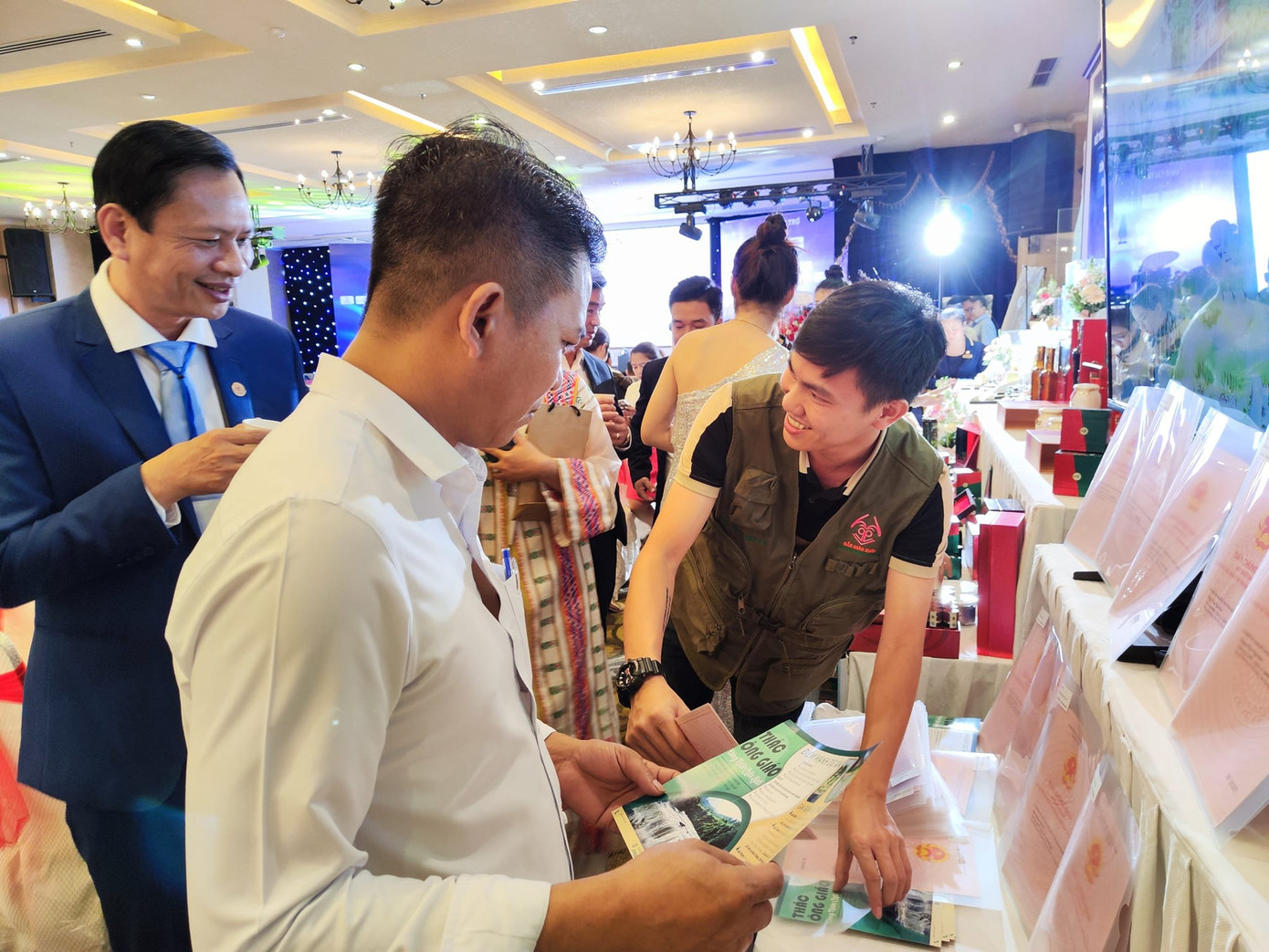 Ngày 13/10, tại Hội nghị Kết nối giao thương, hợp tác thương mại và đầu tư do Hội Doanh nhân trẻ tỉnh Đắk Lắk tổ chức, nhóm người ở Bình Dương trưng bày gian gian hàng khoảng 40 giấy chứng nhận quyền sử dụng đất (sổ đỏ), được rất nhiều người quan tâm