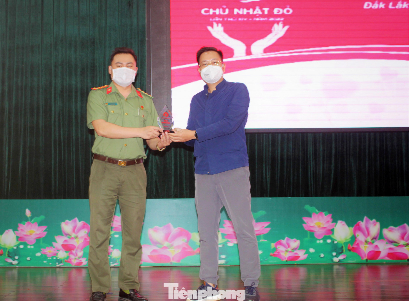 Nhà báo Đình Thắng, Trưởng ban Kinh tế - Xã hội, Trưởng văn phòng Đại diện báo Tiền Phong khu vực Tây Nguyên, Trưởng Ban tổ chức Chủ nhật Đỏ Đắk Lắk trao kỷ niệm chương cho đại diện Đoàn thanh niên Công an tỉnh Đắk Lắk Nhà báo Đình Thắng, Trưởng ban Kinh tế - Xã hội, Trưởng văn phòng Đại diện báo Tiền Phong khu vực Tây Nguyên, Trưởng Ban tổ chức Chủ nhật Đỏ Đắk Lắk trao kỷ niệm chương cho đại diện Đoàn thanh niên Công an tỉnh Đắk Lắk