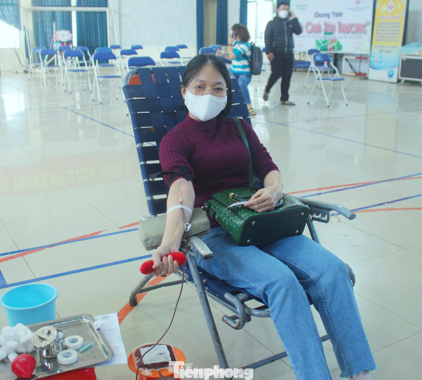 Bác sĩ Trần Thị Xuân Mẫu tham gia hiến máu Bác sĩ Trần Thị Xuân Mẫu tham gia hiến máu