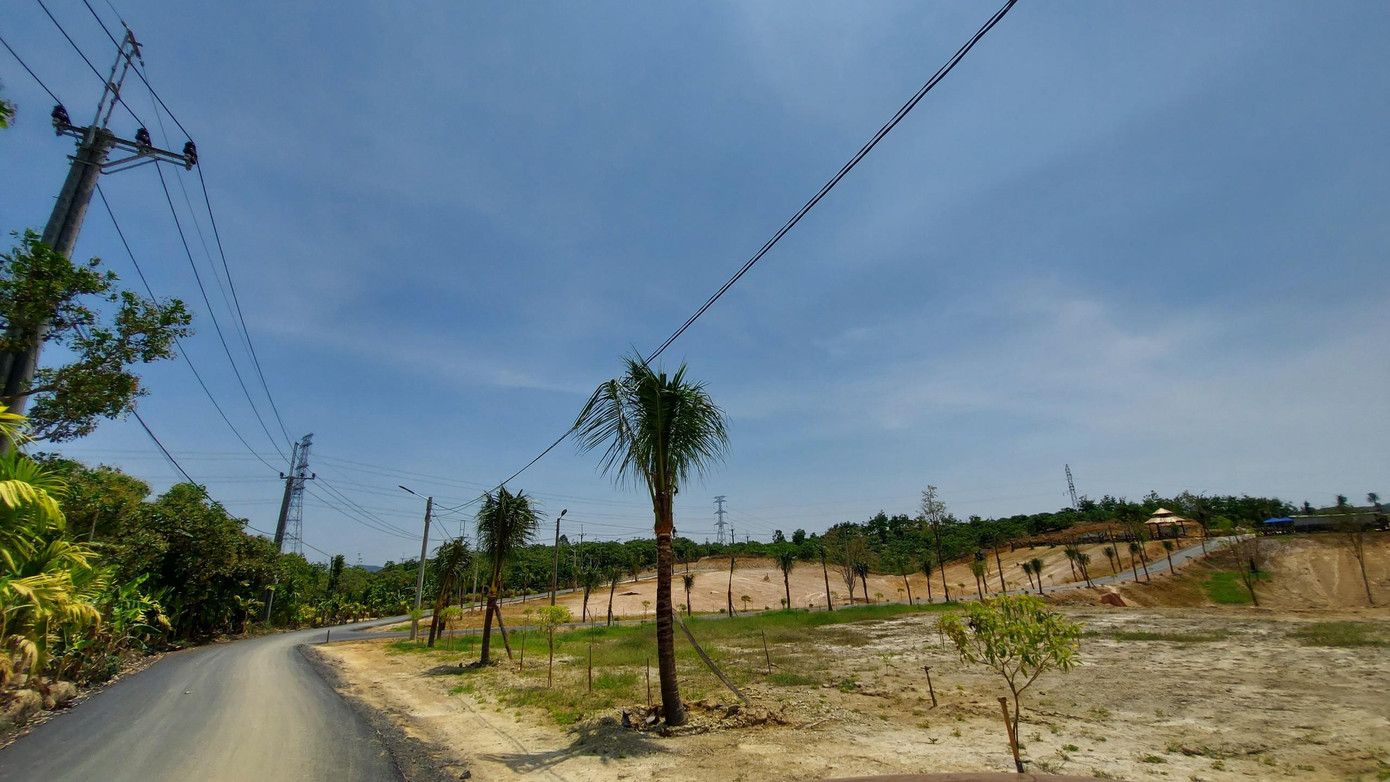 Một đoạn đường khác đấu nối với đường liên xã vào trong chòi dự án khi chưa được huyện Cư Jút cho phép