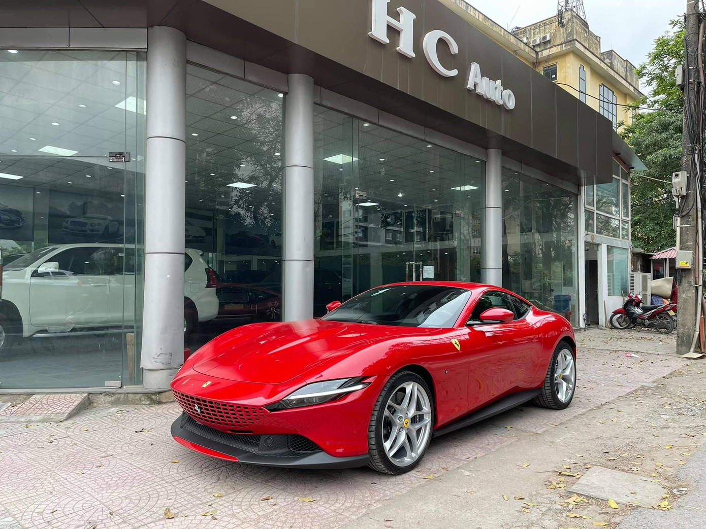 HC Auto rao bán ít nhất 4 xe biếu tặng NK dưới tên 4 doanh nghiệp (DN) trong năm 2020. Năm 2021, HC Auto rao bán ít nhất 15 xe NK dưới tên 15 DN khác nhau. Các DN &quot;ảo&quot; đứng NK với một số tên người đại diện pháp luật chủ yếu như Nguyễn Kỳ Phong (4 DN); Trương Thanh Tú (2DN); Trương Văn Khang (4DN…). Ghi nhận của PV trước đó tại HC Auto, hàng loạt siêu xe như Bentley, Toyota Land Cruiser, Land Rover, BMW, Lexus, Maybach… được bày bán. Nhân viên HC Auto cho biết, trung bình mỗi tháng, showroom bán được khoảng 15 xe và luôn có sẵn 30 chiếc tại cửa hàng. Thậm chí, như dòng xe Mercedes G63 năm 2021, HC Auto nhập về đến đâu bán hết sạch đến đó.