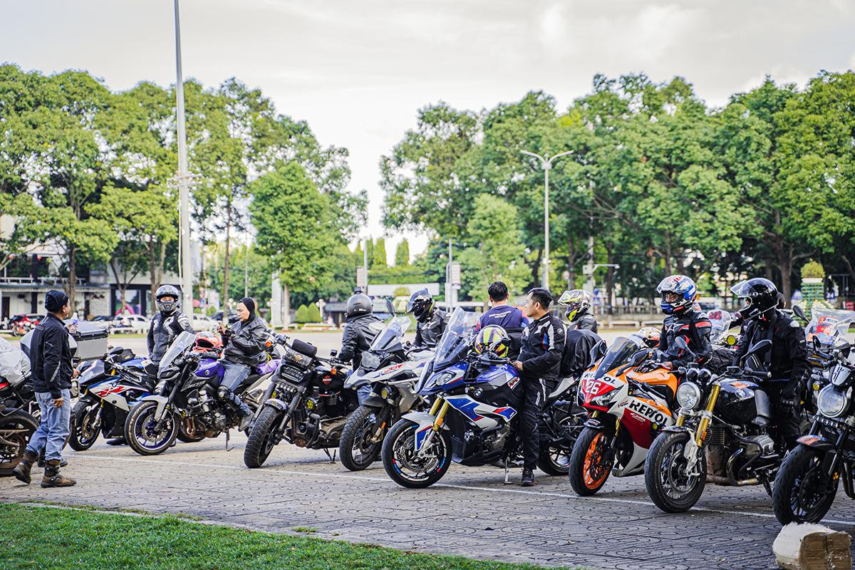 Từ quảng trường 10/3 của TP.Buôn Ma Thuột, đoàn di chuyển theo quốc lộ 14 hướng đi Đắk Nông