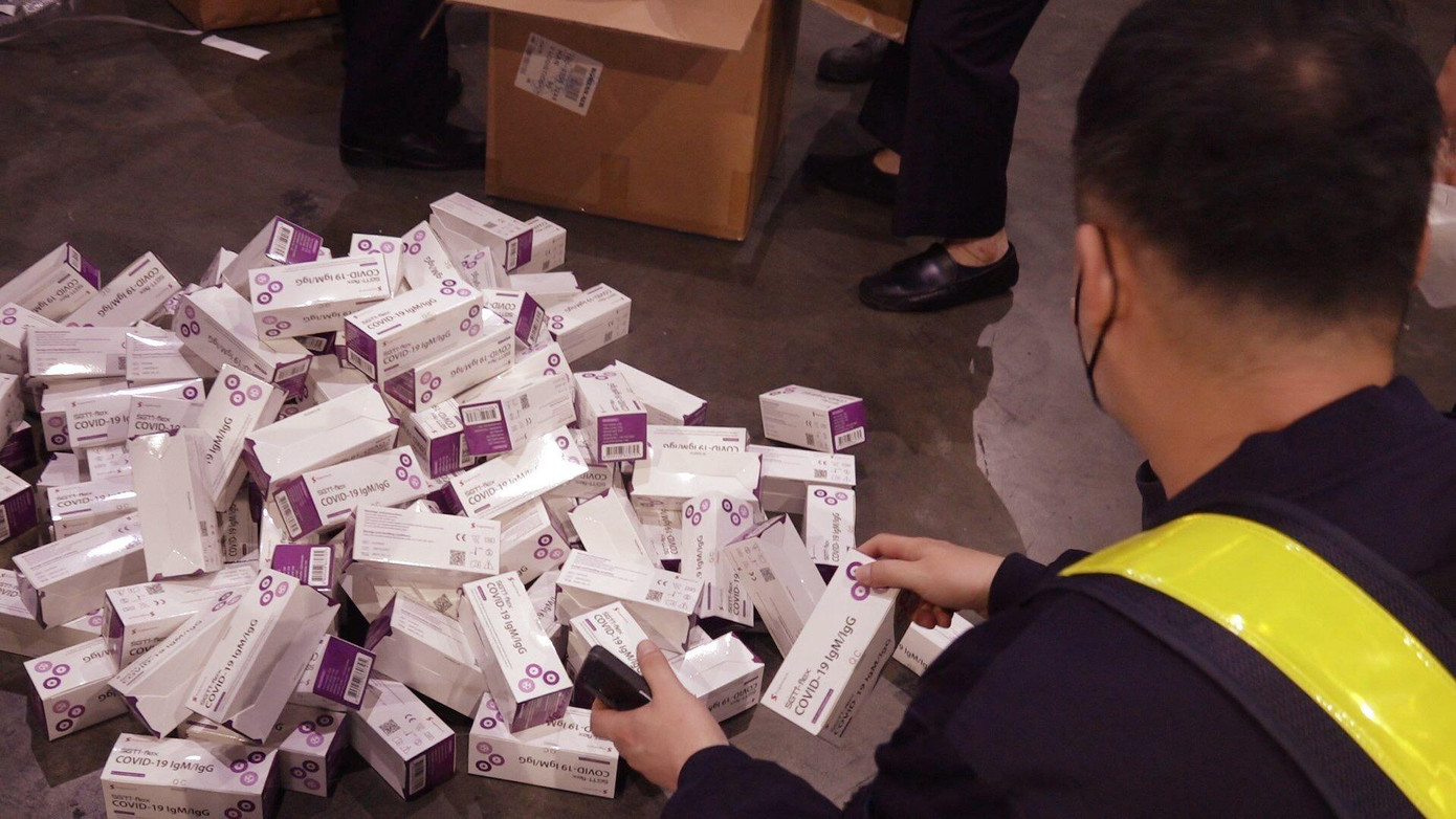Hơn 85.000 test nhanh COVID-19 các loại, xuất xứ Hàn Quốc, trị giá ước tính trên 8 tỷ đồng bị thu giữ