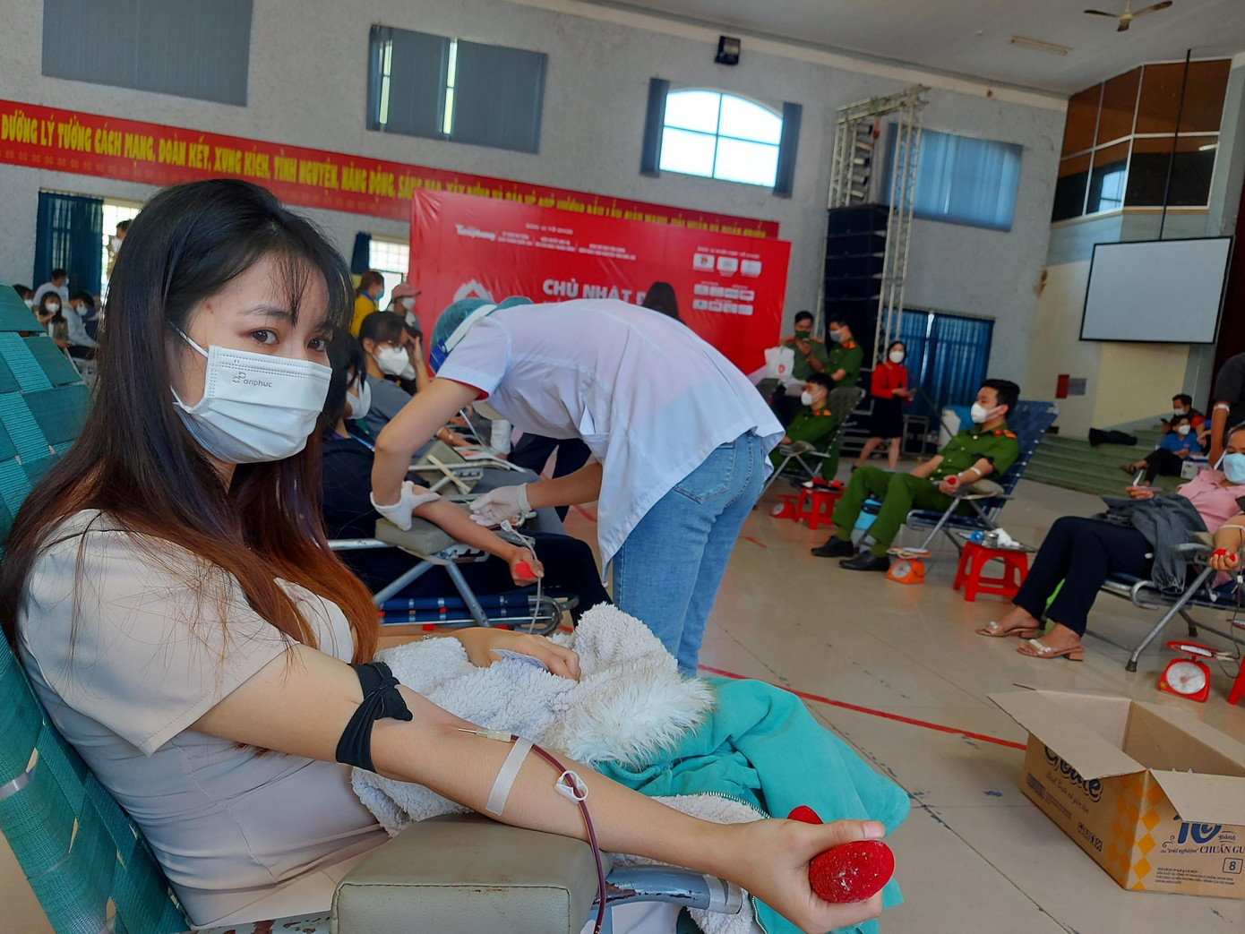 Nữ tình nguyện viên tham gia hiến máu tại Chủ nhật Đỏ lần thứ XIV năm 2022 ở Đắk Lắk Nữ tình nguyện viên tham gia hiến máu tại Chủ nhật Đỏ lần thứ XIV năm 2022 ở Đắk Lắk