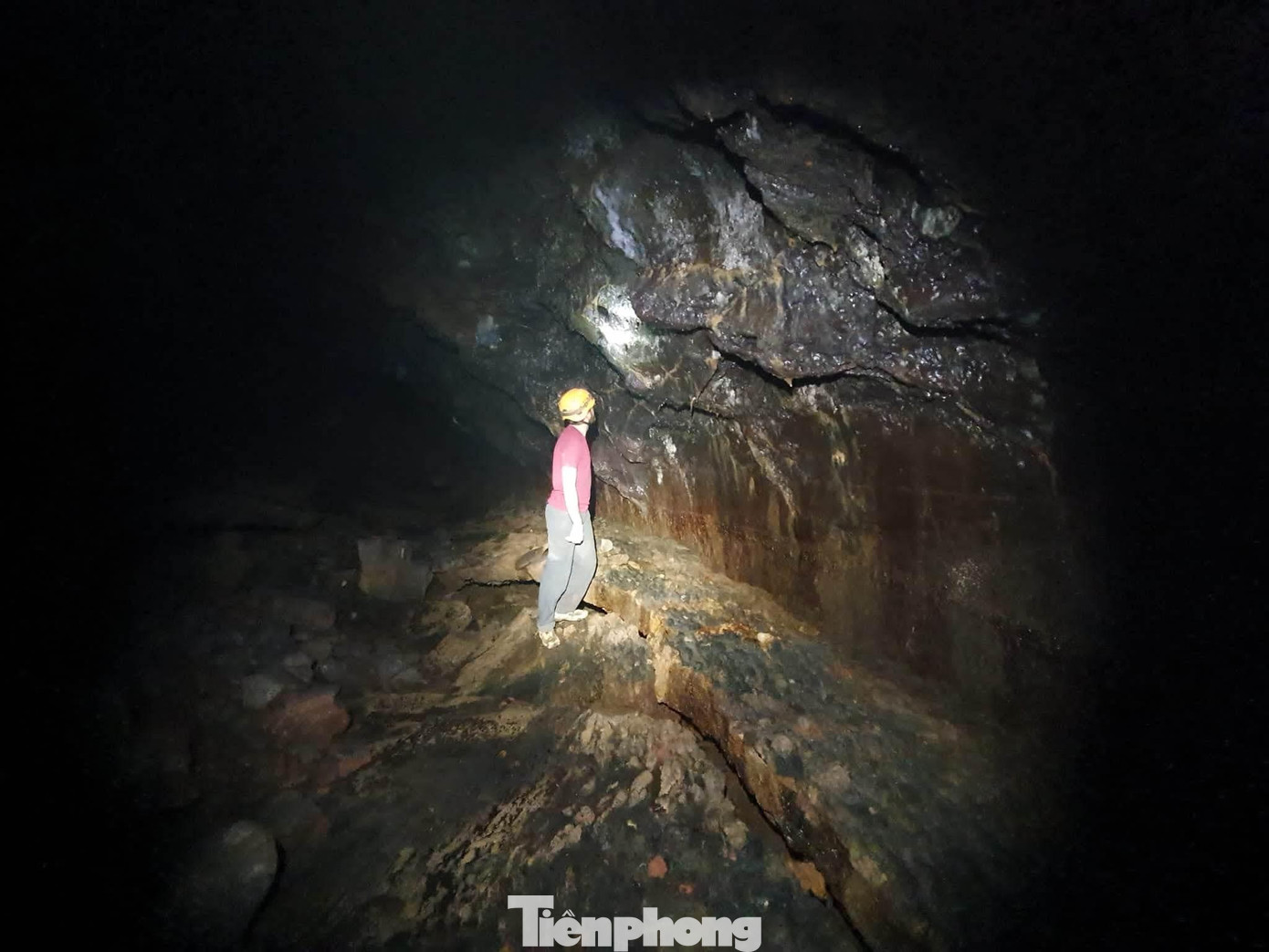 Ông René Haemers -một chuyên gia về hang động người Hà Lan khám phá lối nhỏ mới của hang C7