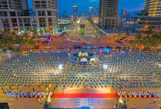 Chiều ngày 12/6/2022, trong không gian thoáng đãng và thanh bình, hơn 1.500 người yêu Yoga tại TP. Đà Nẵng và các vùng lân cận đã cùng thực hiện màn đồng diễn độc đáo với các động tác nhịp nhàng, uyển chuyển và đẹp mắt. Ảnh: Bảo Việt Nhân thọ Chiều ngày 12/6/2022, trong không gian thoáng đãng và thanh bình, hơn 1.500 người yêu Yoga tại TP. Đà Nẵng và các vùng lân cận đã cùng thực hiện màn đồng diễn độc đáo với các động tác nhịp nhàng, uyển chuyển và đẹp mắt. Ảnh: Bảo Việt Nhân thọ