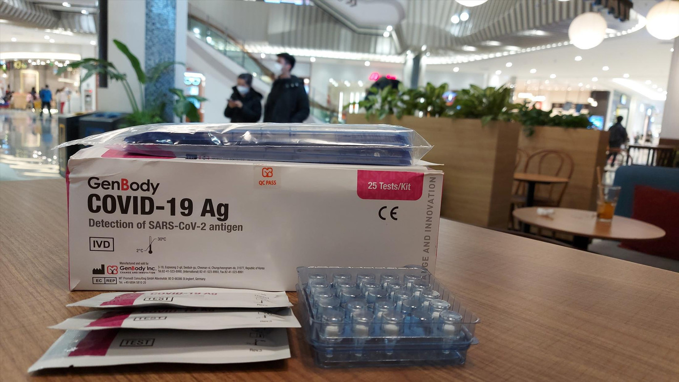Một bộ kit test nhanh COVID-19 nhập khẩu từ Hàn Quốc. Ảnh minh họa Một bộ kit test nhanh COVID-19 nhập khẩu từ Hàn Quốc. Ảnh minh họa
