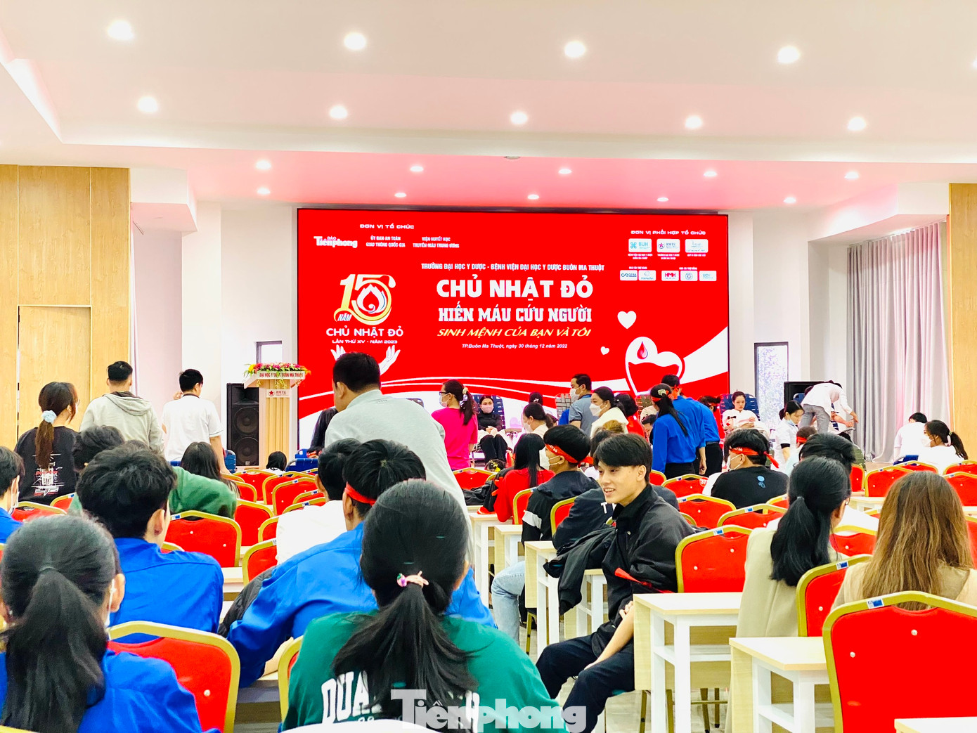 Đông đảo cán bộ, sinh viên, người dân tới tham gia hiến máu