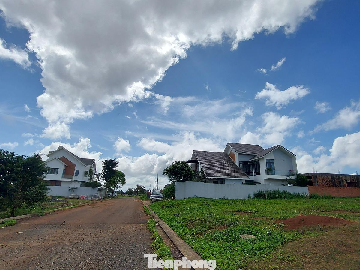 Năm 2018, khi mới chỉ có chủ trương thực hiện dự án, chủ đầu tư đã triển khai rầm rộ các hạng mục hạ tầng, các công trình nhà ở biệt thự, song chưa chuyển đổi từ đất nông nghiệp sang đất ở thương mại.