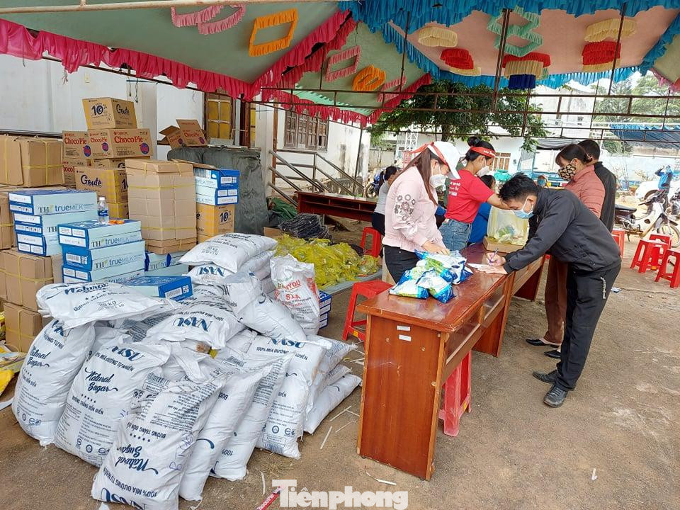 Khu vực phát quà tặng của chương trình, tri ân người hiến máu