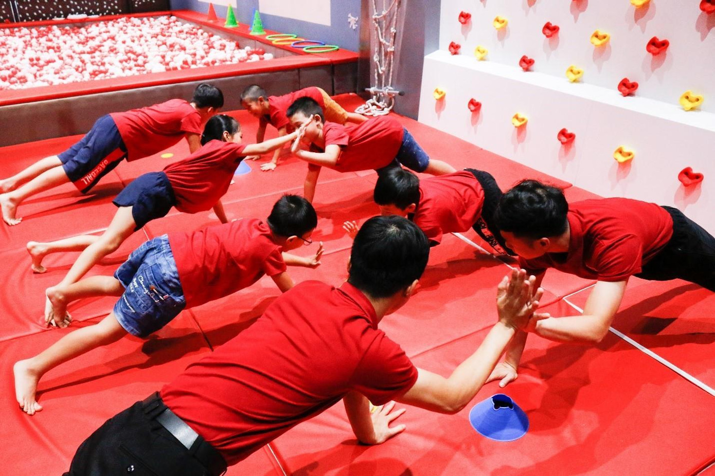 Các hoạt động thể chất hấp dẫn, kích thích cảm hứng vận động của trẻ tại Trại hè STEAM