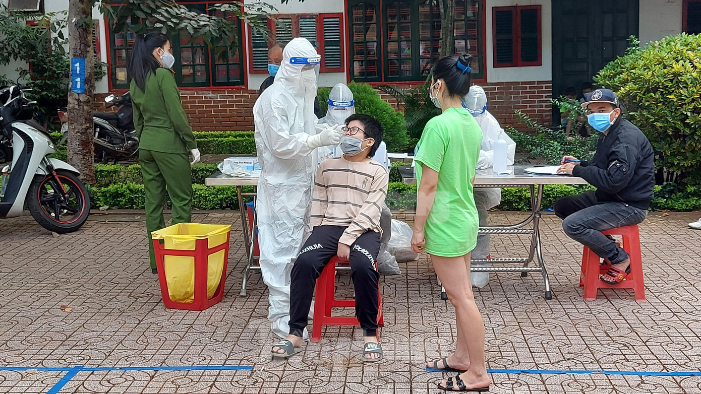 Lực lượng Y tế Đắk Lắk test nhanh ngoài cộng đồng cho người dân đợt dịch năm 2021