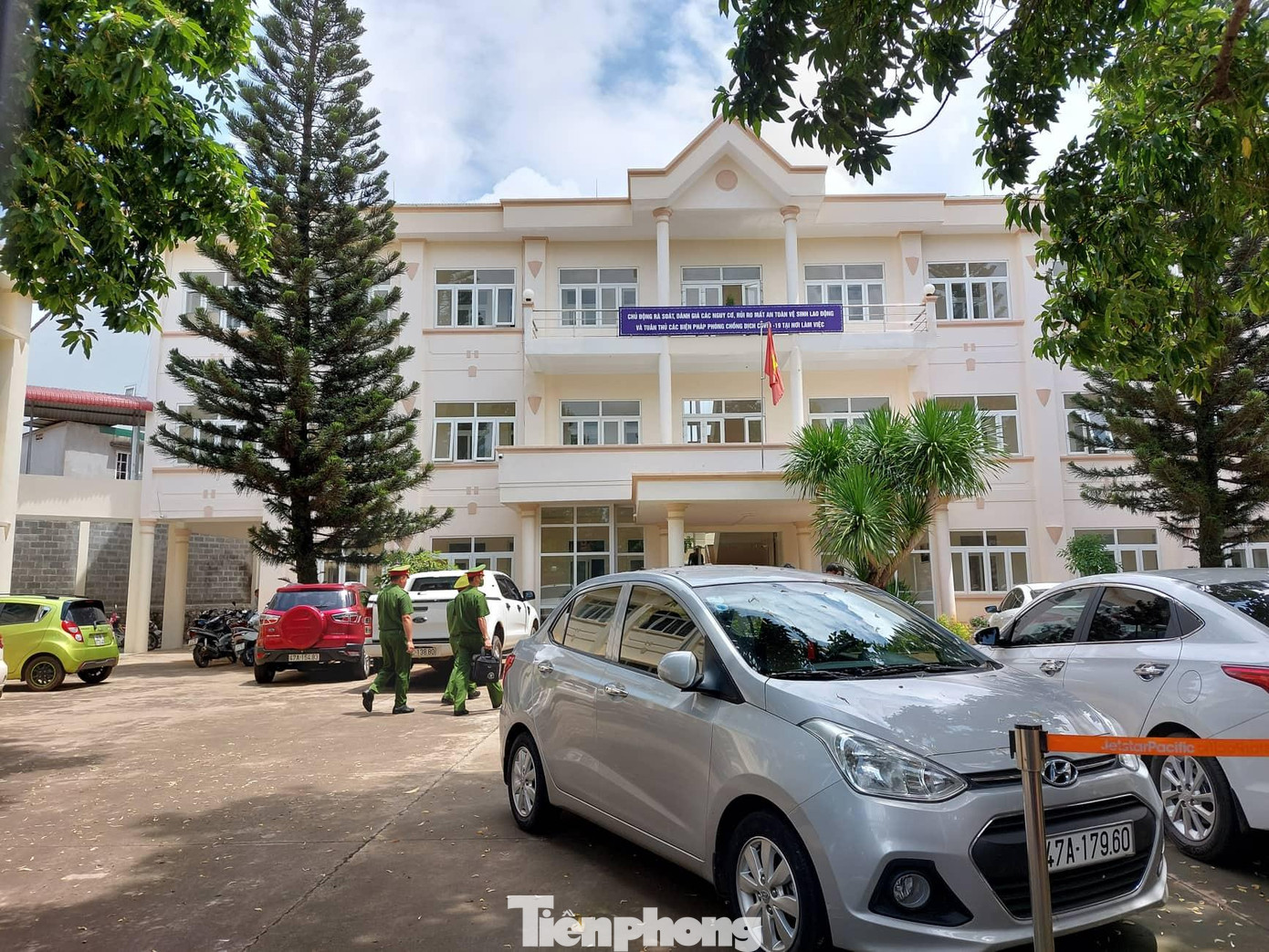Công an đang thi hành các quyết định tại trụ sở CDC Đắk Lắk
