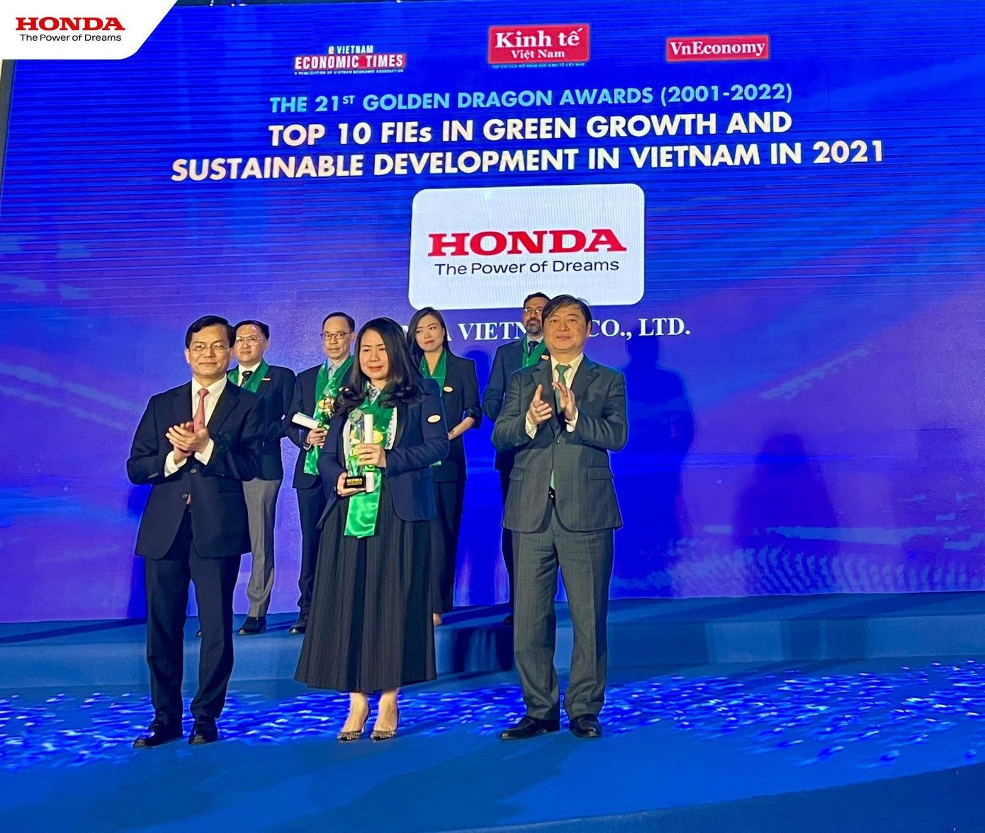 Ông Hà Kim Ngọc, Thứ trưởng Bộ Ngoại giao và ông Phan Xuân Dũng, Chủ tịch Liên hiệp các Hội Khoa học Kỹ thuật Việt Nam trao tặng Cup và chứng nhận Rồng Vàng 2021 - 2022 cho đại diện Honda Việt Nam Ông Hà Kim Ngọc, Thứ trưởng Bộ Ngoại giao và ông Phan Xuân Dũng, Chủ tịch Liên hiệp các Hội Khoa học Kỹ thuật Việt Nam trao tặng Cup và chứng nhận Rồng Vàng 2021 - 2022 cho đại diện Honda Việt Nam