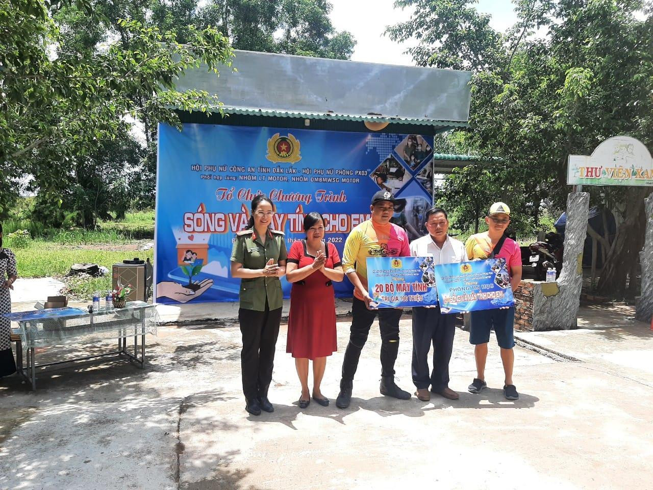 Đặng Kiên Trung - thành viên đoàn thiện nguyện cho biết, tranh thủ ngày nghỉ cuối tuần, đoàn tổ chức tour từ thiện di chuyển từ TP.HCM tới xã Ia Rvê, huyện Ea Súp (Đắk Lắk). Tại đây, đoàn phối hợp với Hội phụ nữ Công an tỉnh Đắk Lắk trao tặng 20 máy tính để bàn, phòng vi tính cùng nhiều suất học bổng, tổng trị giá hơn 150 triệu đồng cho Trường THCS Nguyễn Đình Chiểu.