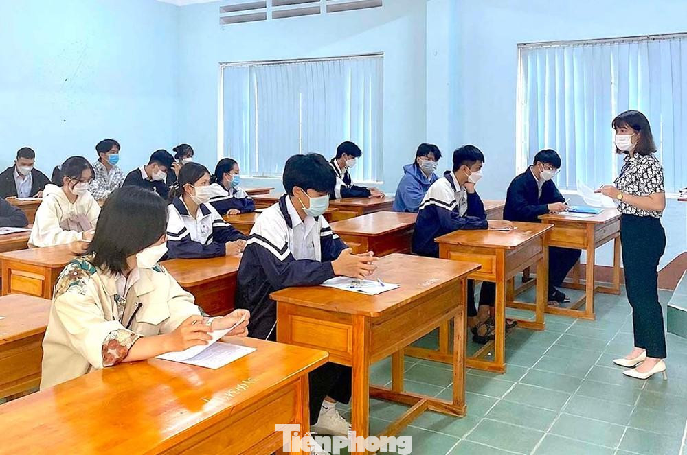 Cán bộ coi thi hướng dẫn cho các thí sinh