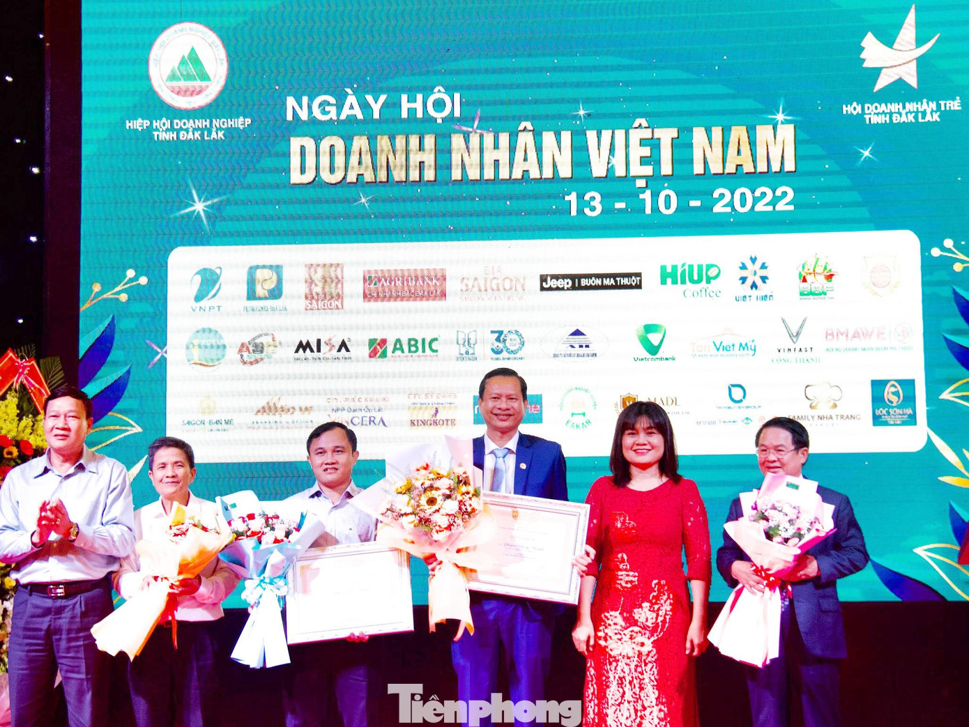 Bà H Yim Kdor -Phó Chủ tịch UBND tỉnh Đắk Lắk biểu dương các doanh nhân tiêu biểu của tỉnh