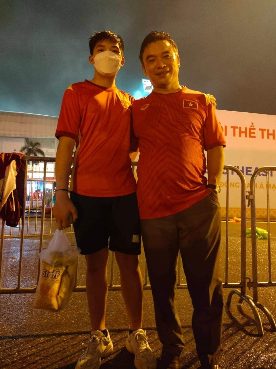 Bố của Phan Tuấn Tài (bìa phải) cùng cháu họ đi cổ vũ con trai và tuyển Việt Nam trận chung kết gặp Thái Lan Bố của Phan Tuấn Tài (bìa phải) cùng cháu họ đi cổ vũ con trai và tuyển Việt Nam trận chung kết gặp Thái Lan