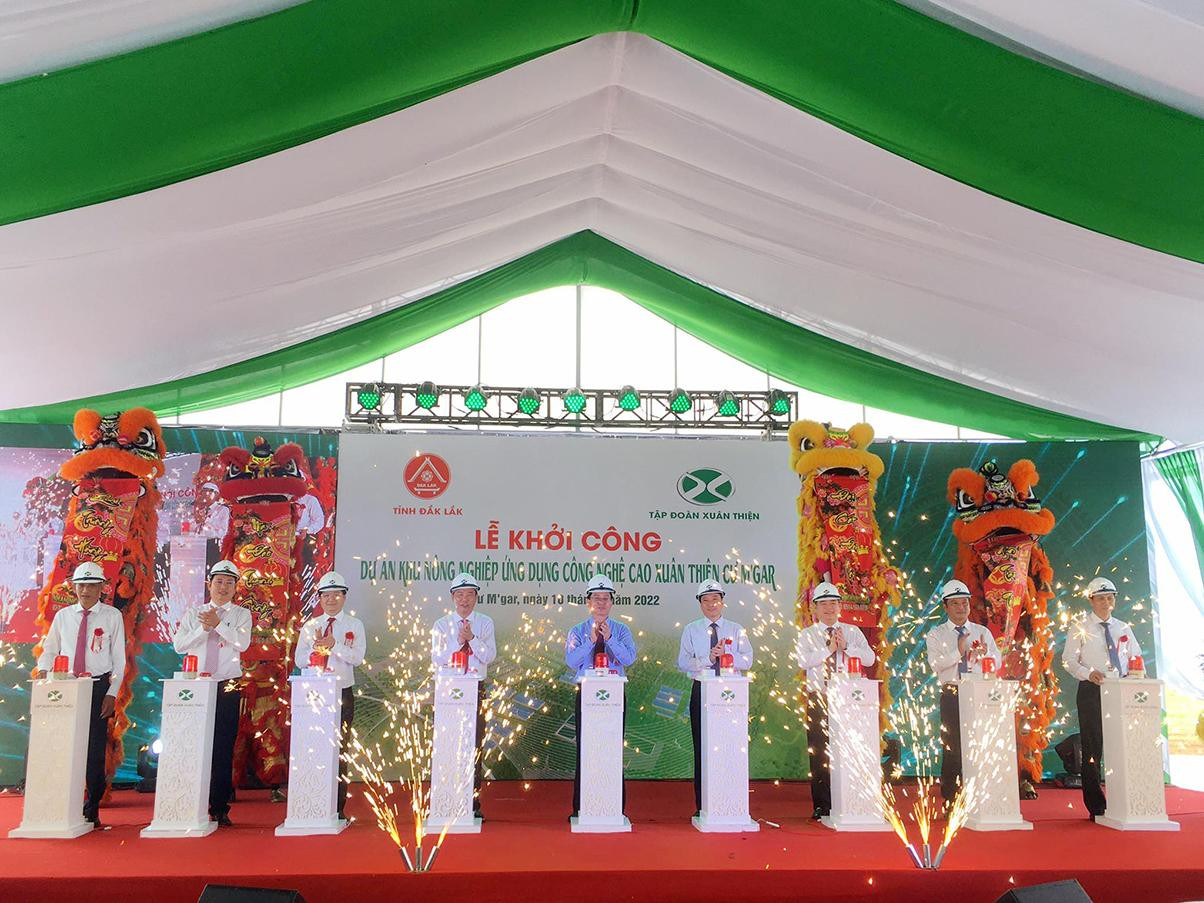 Các đại biểu bấm nút khởi công dự án Khu nông nghiệp ứng dụng công nghệ cao Xuân Thiện Cư M’gar